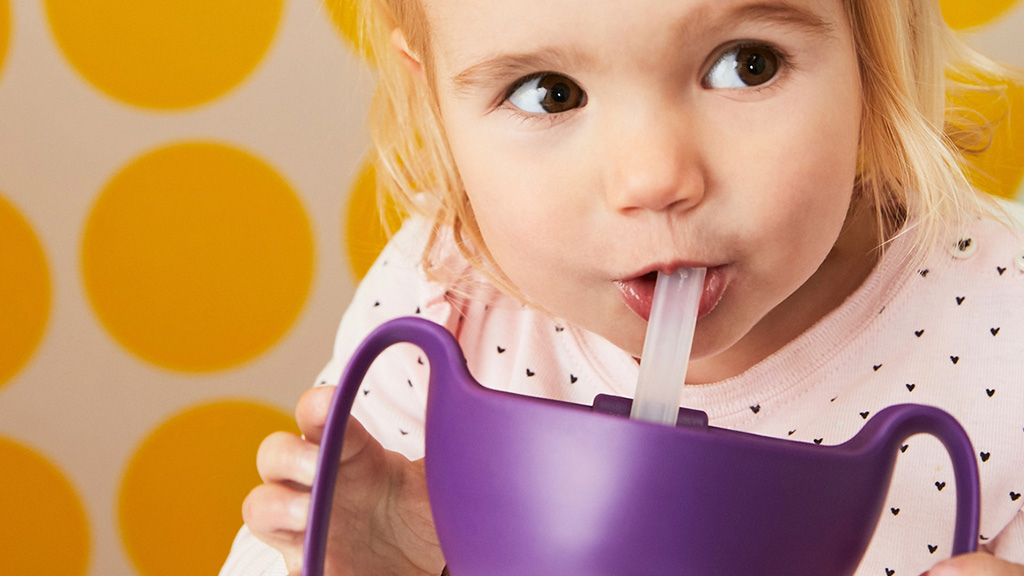 child staying hydrated with b.box bowl + straw