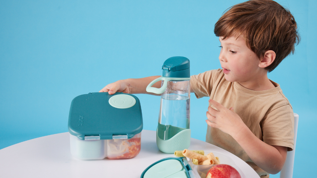 kids snack time with child using b.box lunchbox