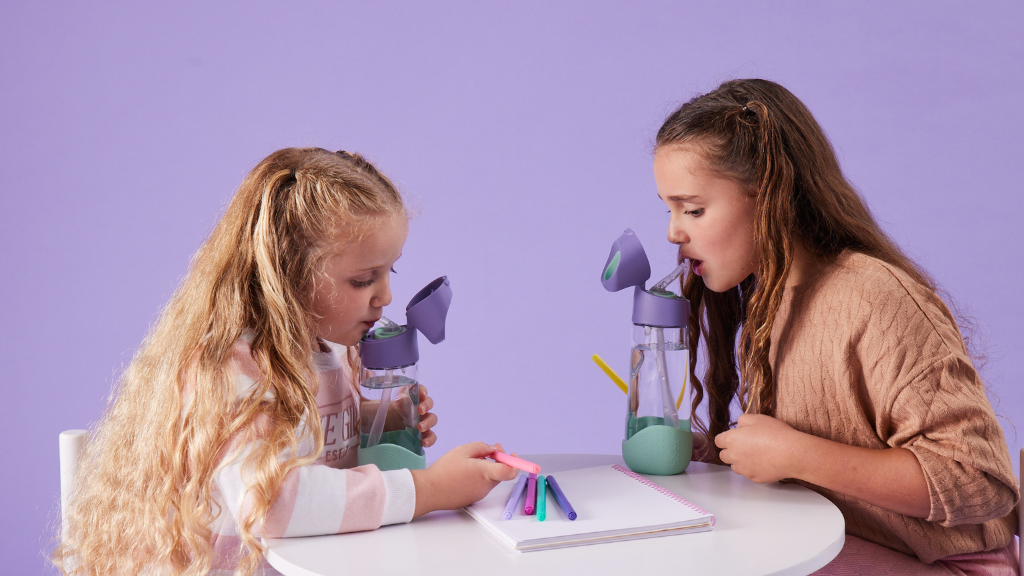 kids snack time with two children using b.box water bottle