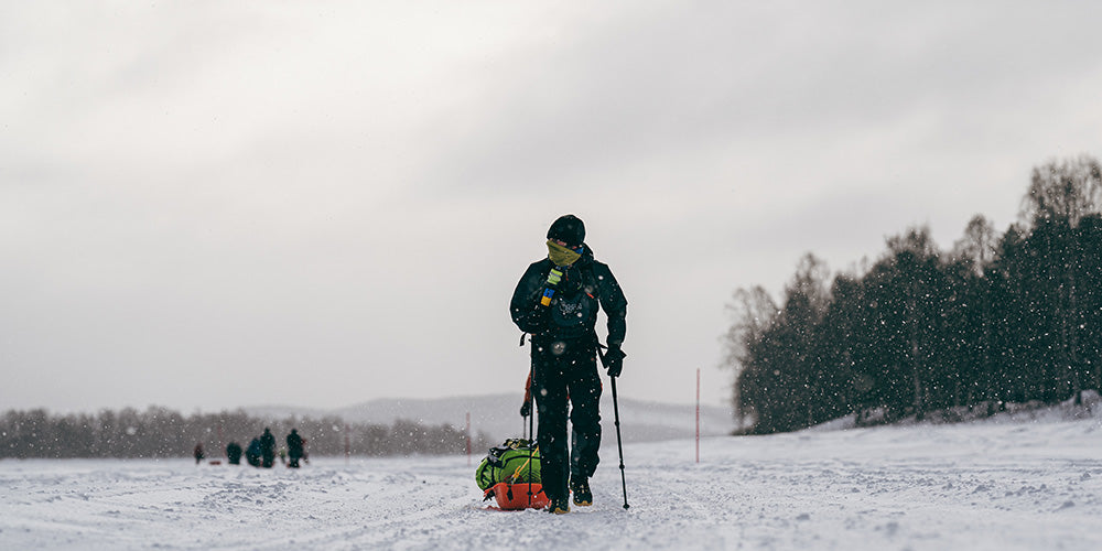 Lapland Arctic Ultra 2024 - Teilenehmer mit Schlitten im Schnee