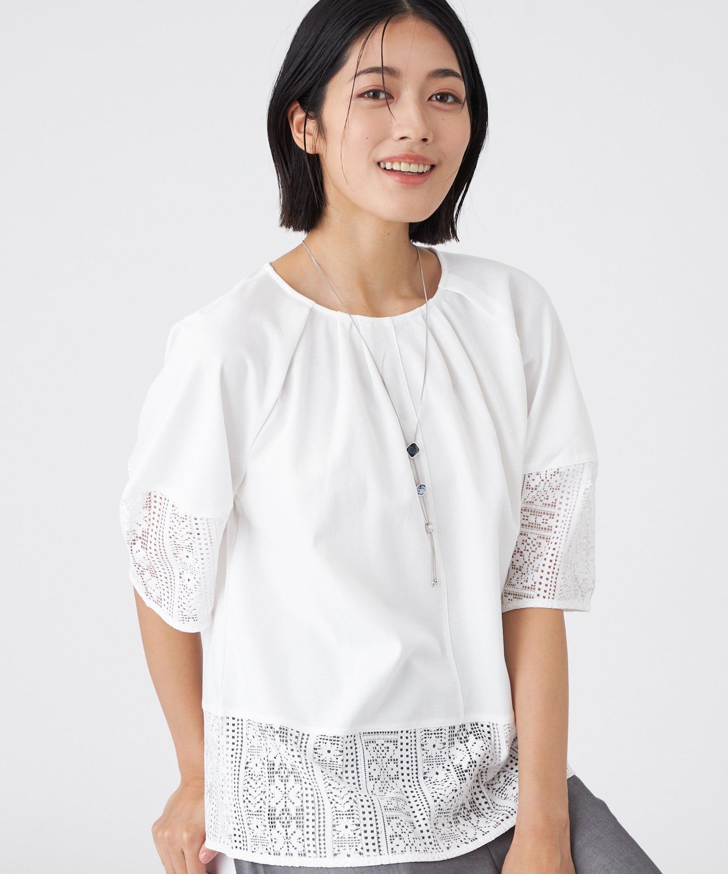 【L】【接触冷感・吸水速乾・抗菌防臭・UV・ウォッシャブル】コンパクト40Gポンチ×ラッセルレースこちらの商品はラージサイズです。さらっとした素材感で、一枚で着映えるレースコンビのカットソーです。透け