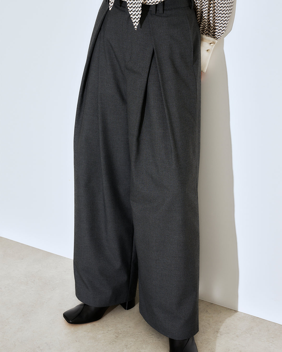 タックパンツ_ディティール.jpg__PID:2d86826b-119f-4313-9acd-1c48be5b60e0