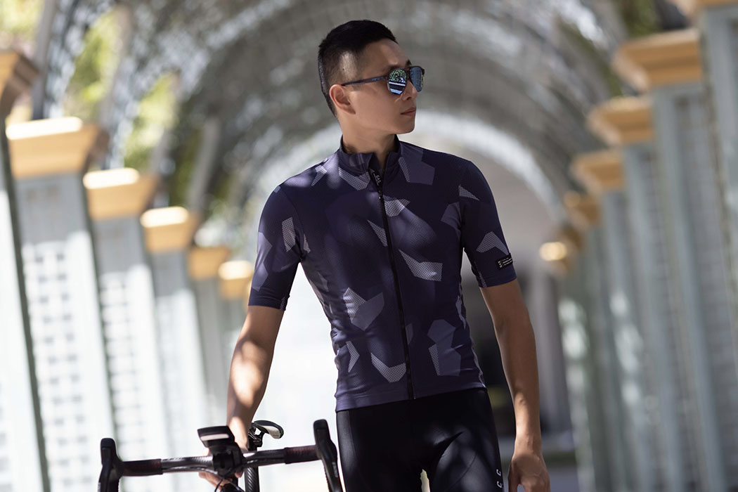 挑選顯瘦的自行車服可以選擇以深色為基底、淺色為點綴的設計