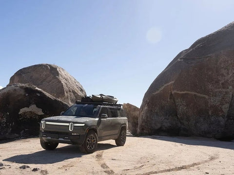 front-runner-slimline-roof-rack-front-corner-view-on-rivian-r1s-in-desert
