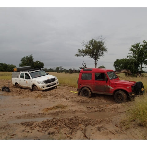 open-road-overland-off-road-vehicle-recovery-situation-using-snatch-strap-side-view