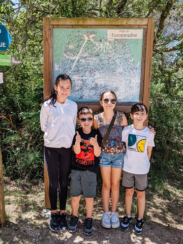 Four children standing in front of a map and sign for the Europardise Parque Zoológico in Montemor-o-Velho, Portugal.
