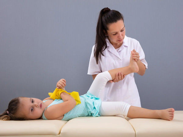 bébé fille se faisant examiner par une professionnelle de la santé