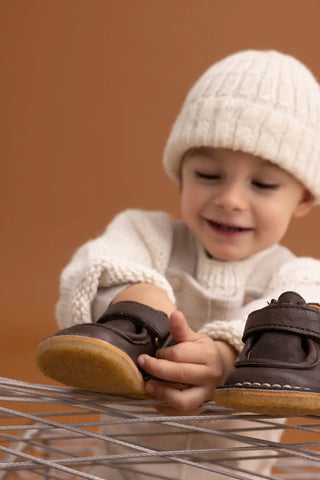 bébé qui découvre des chaussures