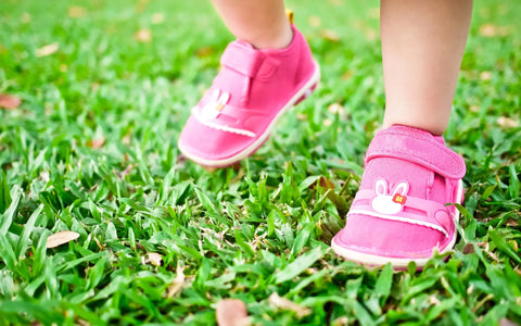 première chaussures bébé fille herbe rose