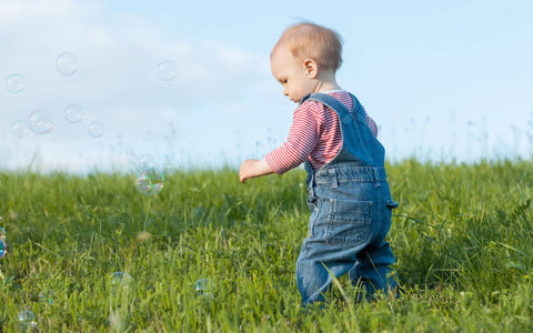 bébé garçon chaussures souples herbe extérieure
