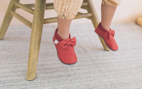 chaussures souples rouges bébé-fille tabouret