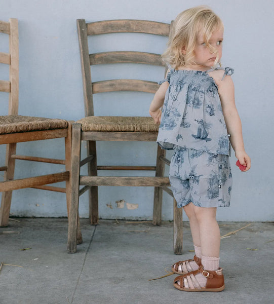 petite fille en sandale en cuir