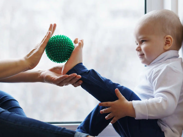 pied bébé avec main d'un podologue