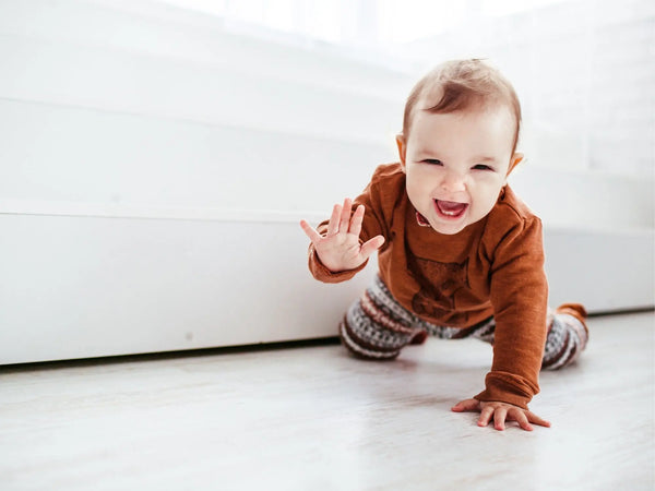 bébé garçon à quatre pattes dans salon