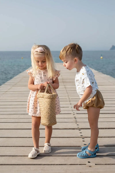 2 enfants jeunes à la plage avec des sandales