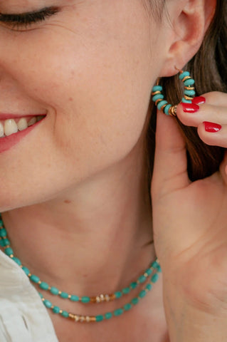 femme portant des bijoux bleus clairs