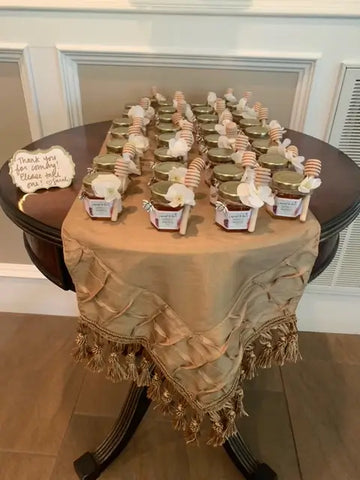 honey-favors-on-table