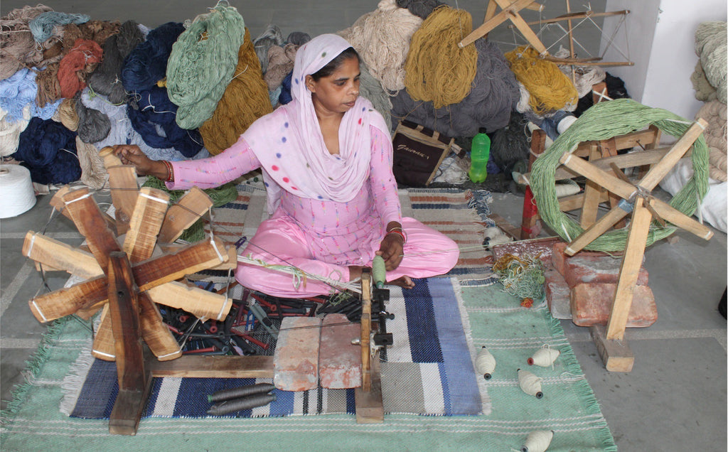 Woman loom setting, adding yarns to bobbin