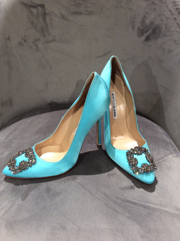 royal satin manolo blahnik hangisi pumps