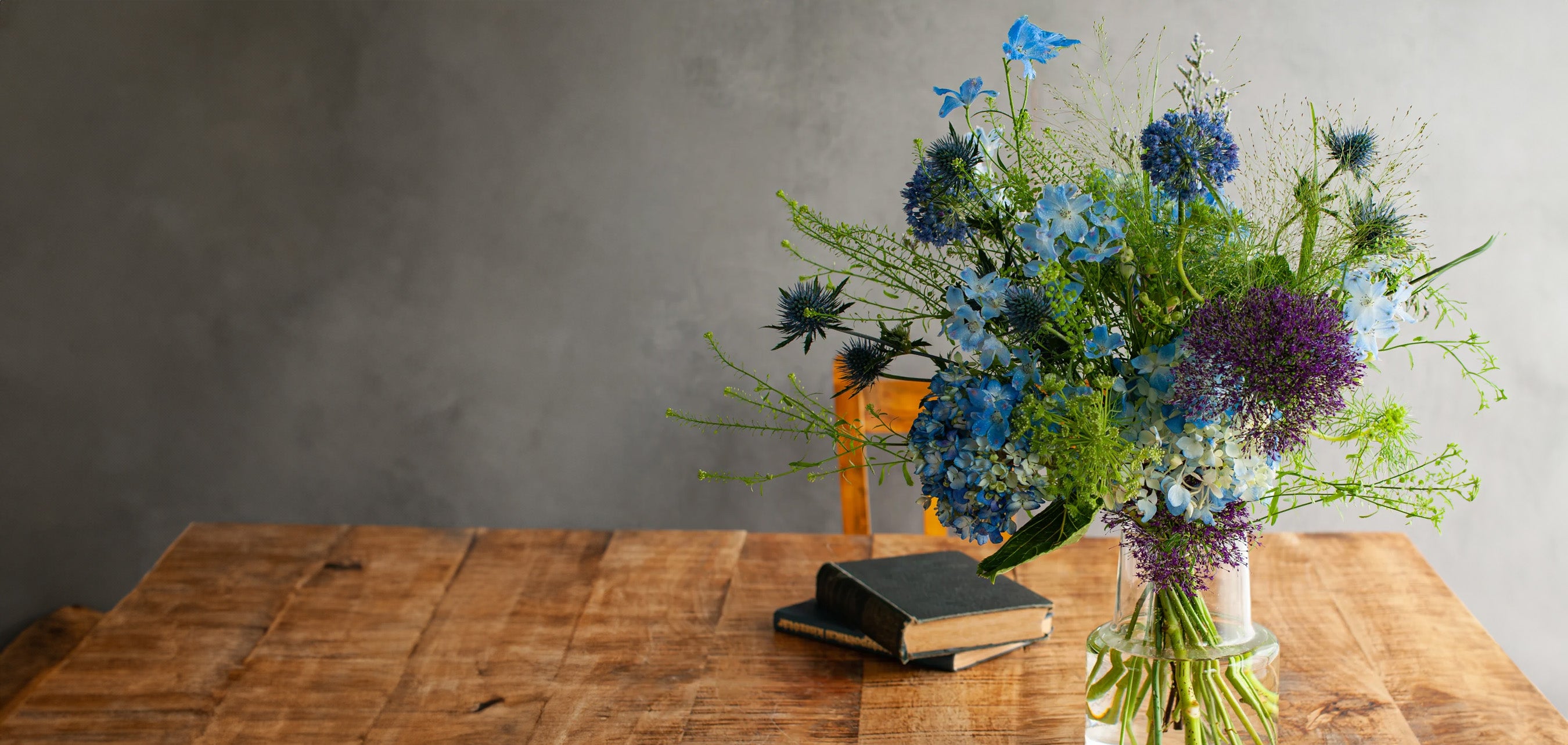 6月のお花をふんだんに使った花束「雨と紫陽花 -blue hydrangea-」