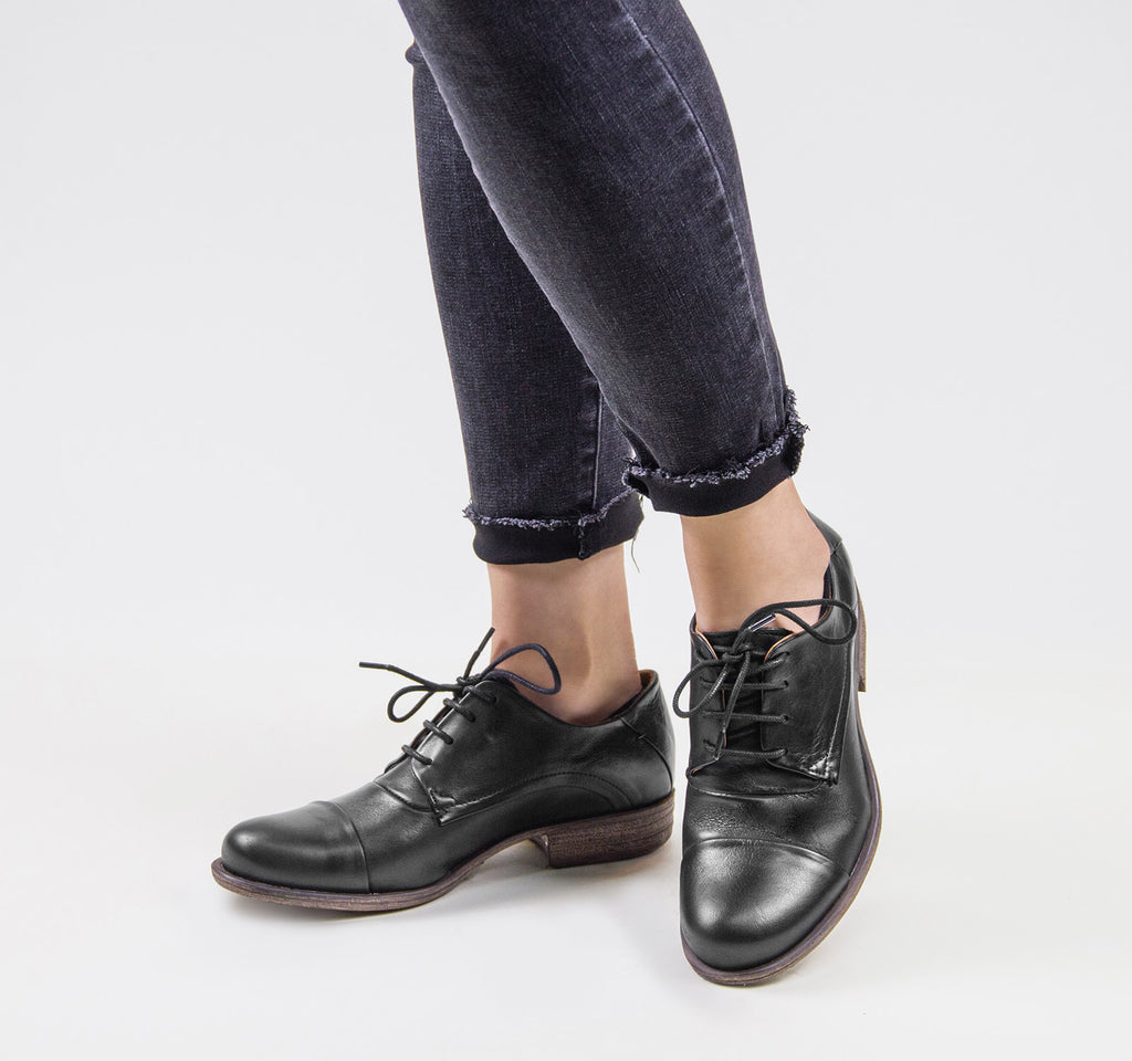 Miz Mooz Letty Oxford– On The EDGE