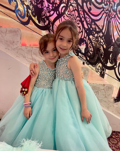 Blini's aqua dresses on Vjosa Muriqi and her daughters