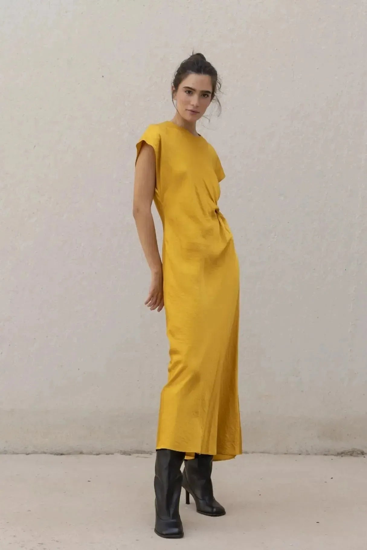 Robe De Soirée Jaune Satinée Élégante Avec Nœud À La Taille - Chic Et Fluide