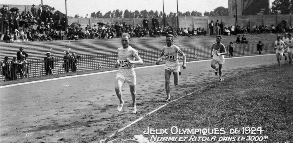 Paavo Nurmi (vas.) johtaa 3000 metrin joukkuejuoksua Pariisin olympialaisissa 1924 perässään Ville Ritola. TAHTO