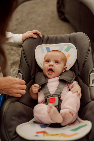 Beba u autosjedištu sa Aeromoov podlogom protiv znojenja