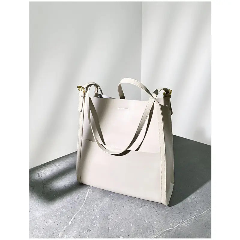 Luxe Cowhide Bucket Bag Elevates High-End Fashion Online