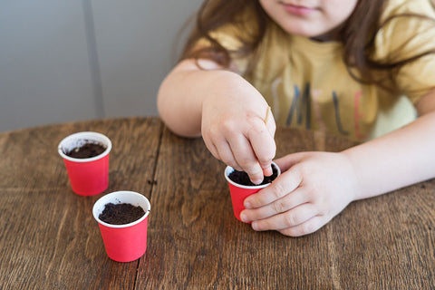 bambina che gioca con i fondi di caffè