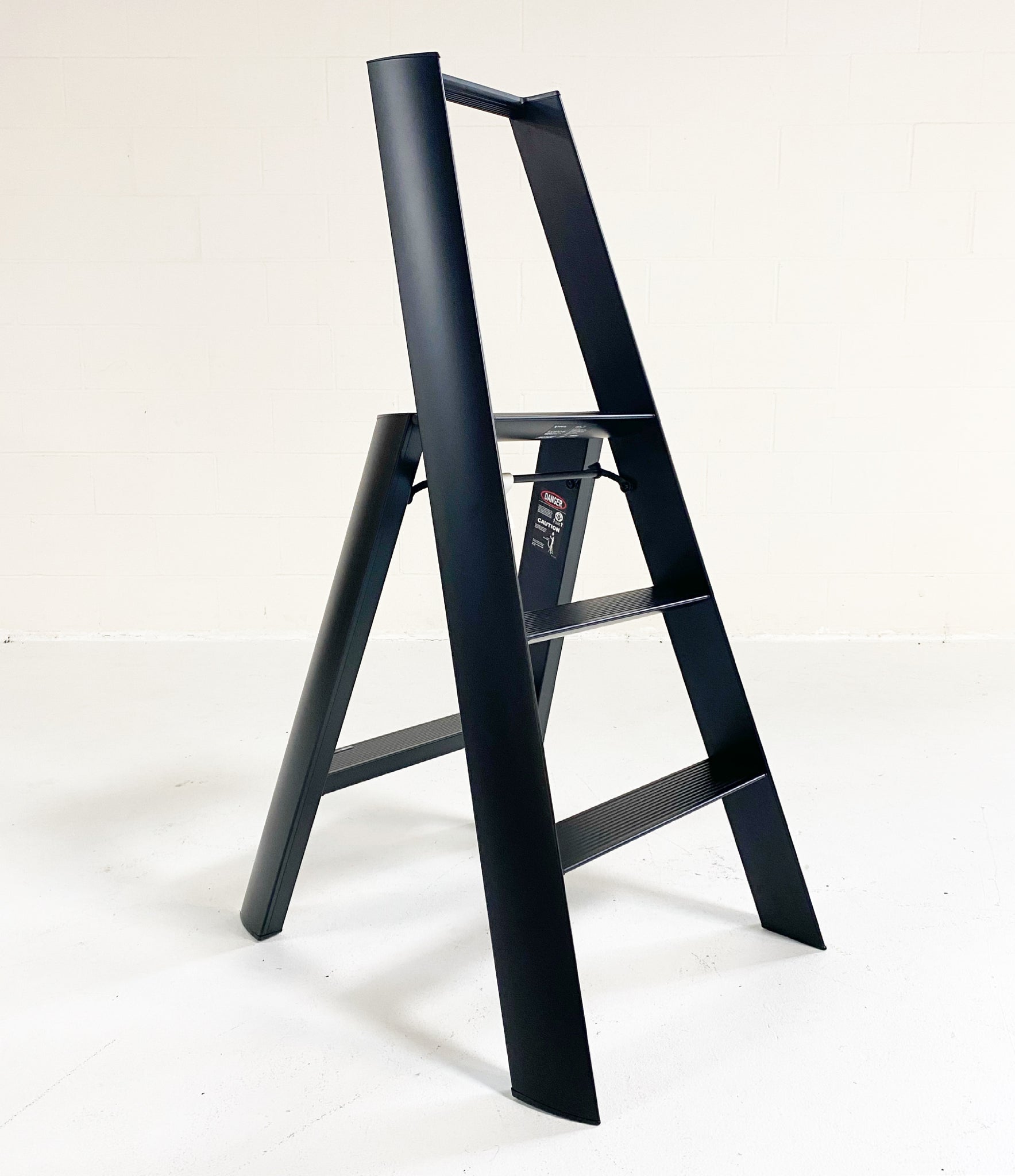 Lucano Wide 3-Step Ladder - Black – FORSYTH