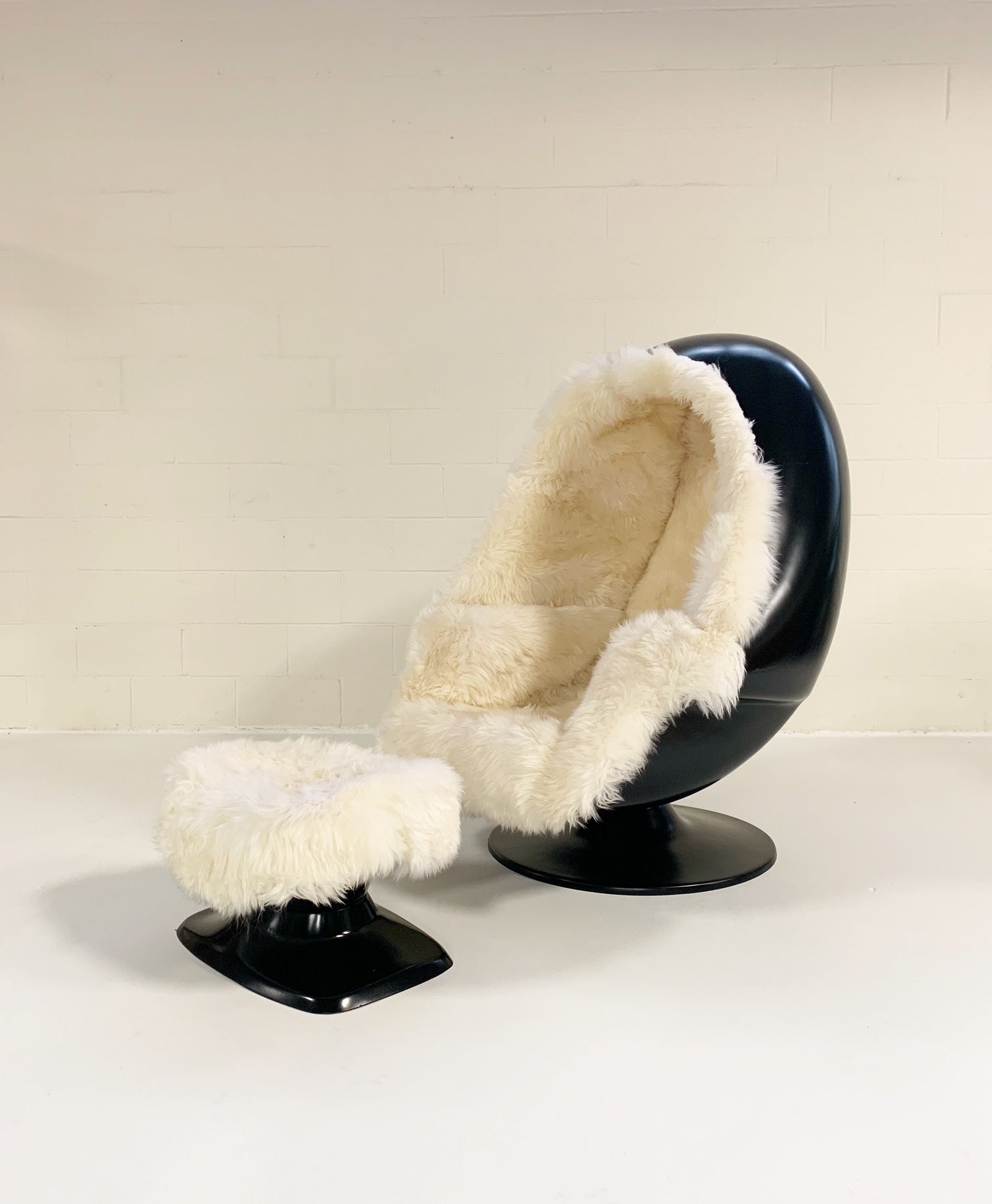 Alpha Egg Chair And Ottoman In New Zealand Sheepskin Forsyth