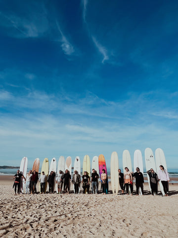 Foto grupal de los competidores de longboard