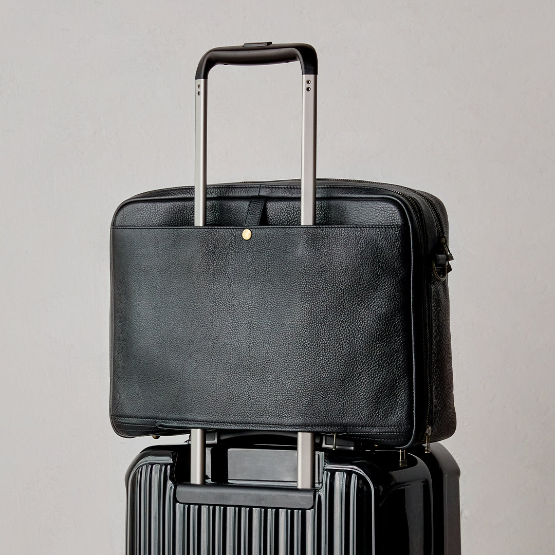 ファンクショナル ビジネス バッグ の背面ポケットにスーツケースのハンドルを通した画像
