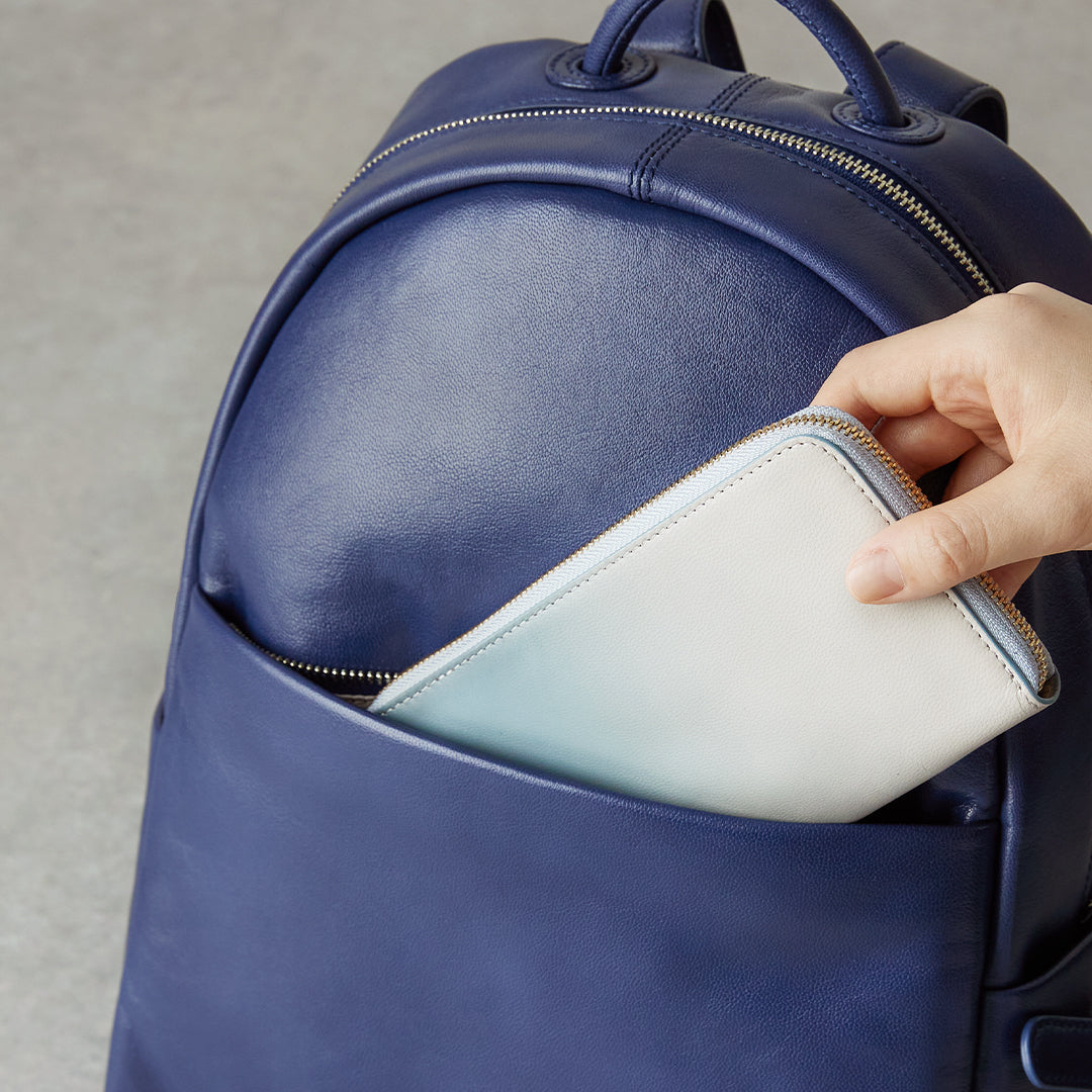ソフト バルーン バックパック のフロントポケットから長財布を出している画像