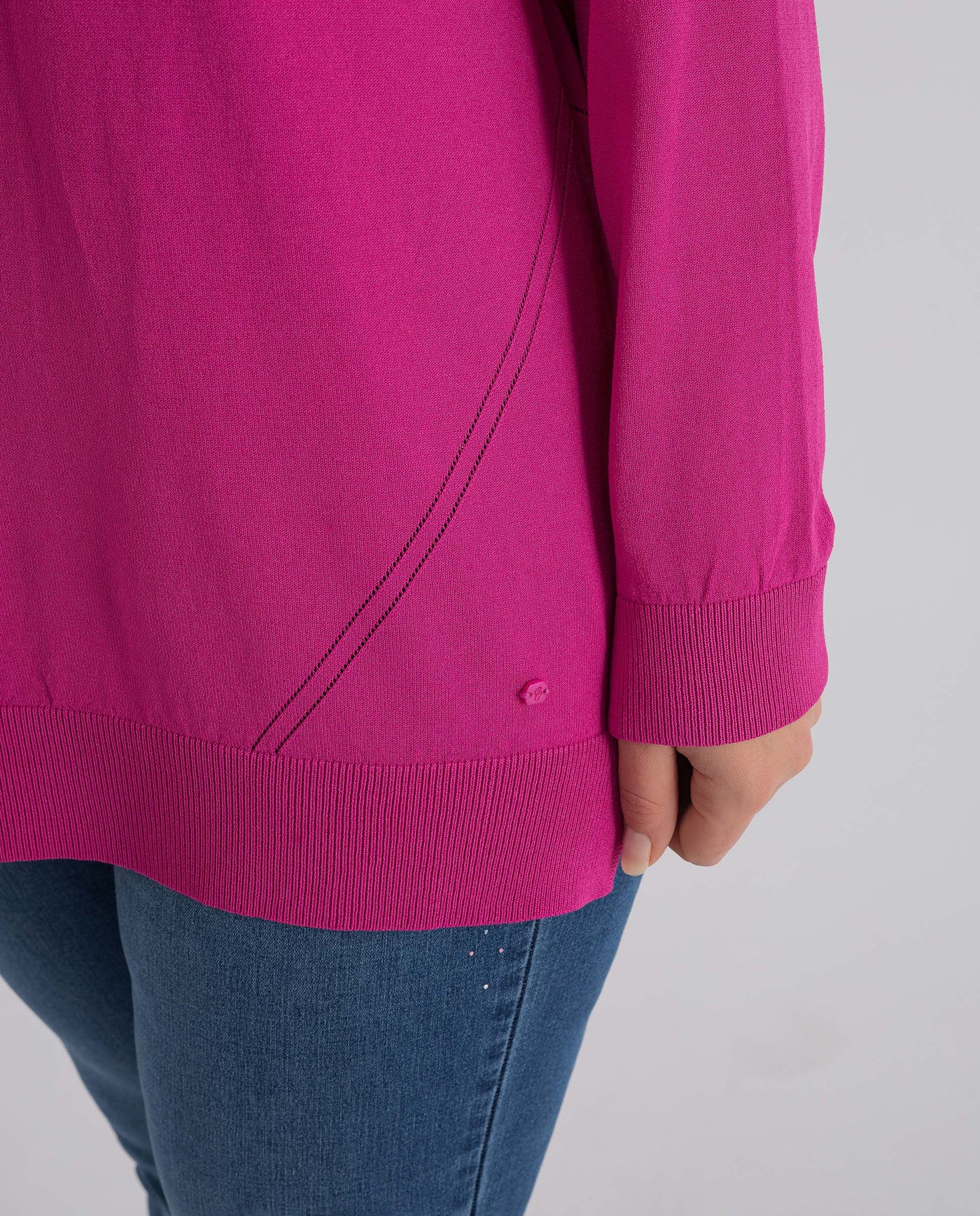 SWEATER WITH SLEEVED V NECK WITH MAGENTA WAIST