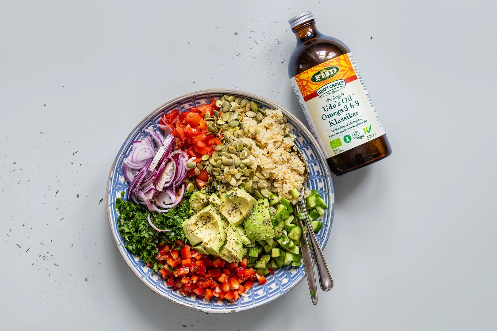 quinoa, salat, opskrift, sunde salater, avocado, persille, olie, omega 3, omega 6, omega 9, udos oil, udos olie, udos choice, essentielle fedtsyrer, inspiration, frokost, middagsmad, aftensmad, tilbehør