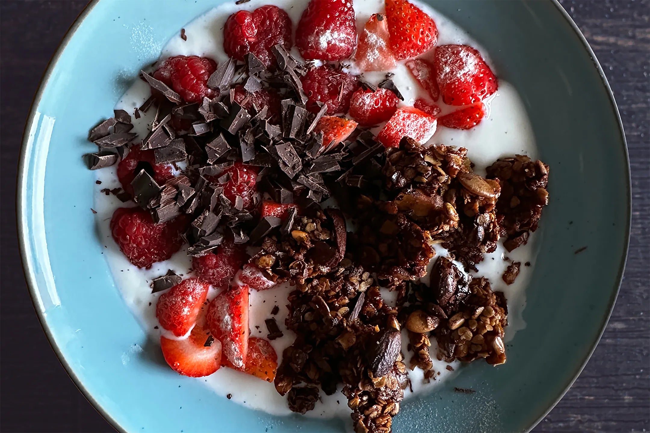 Opskrift, morgenmad, yoghurt, jordbær, chokolade, udo's choice, udo's olie, omega 3-6-9
