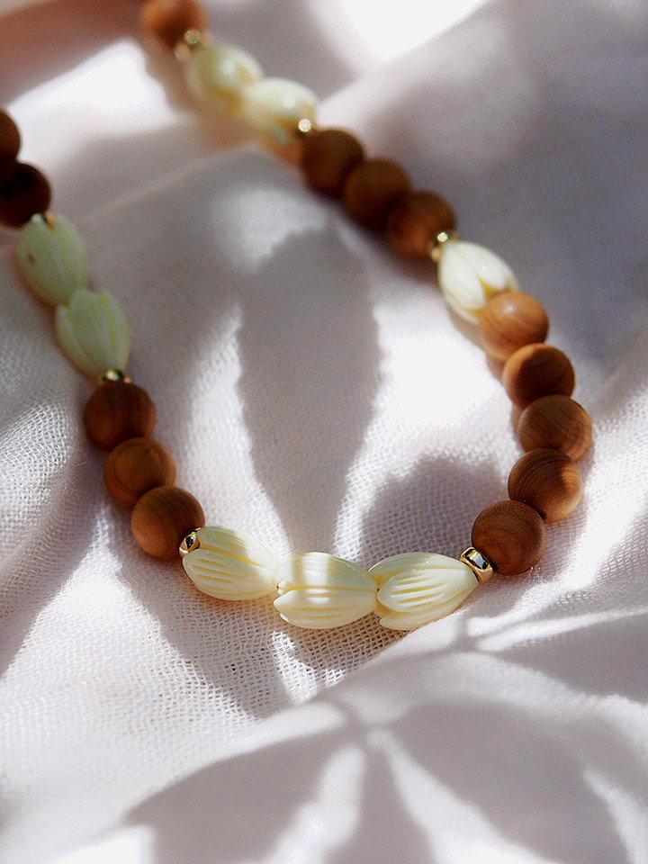 Sandalwood Pikake Flower Bead Necklace - Hakumele