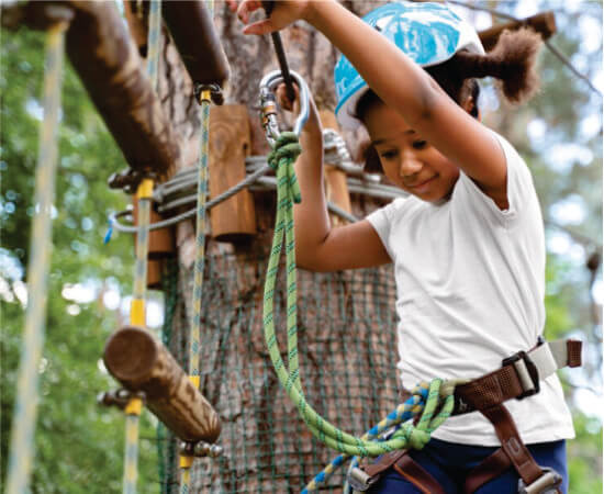 Un niño valiente jugando y pasándoselo bien en un parque de aventuras en Kenia en un tour de safari de aventura en Kenia