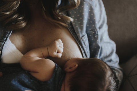 Une mère allaitant son enfant pour la première fois - Le témoignage d'une mère : l'allaitement sans savoir avant