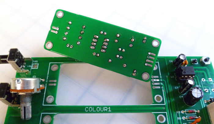 The spacer- and connector-less colour mounting approach.