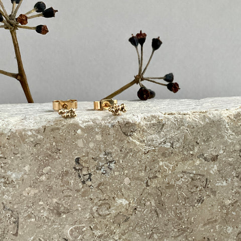 Bea Jareno Jewellery elegant cute stud earrings granulation details recycled 9ct yellow gold
