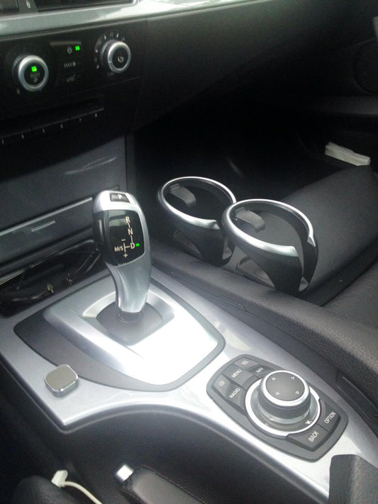 FMW Tuning & Autoteile - Getränkehalter vorne links schwarz mit Metal Knopf BMW  E90-E93