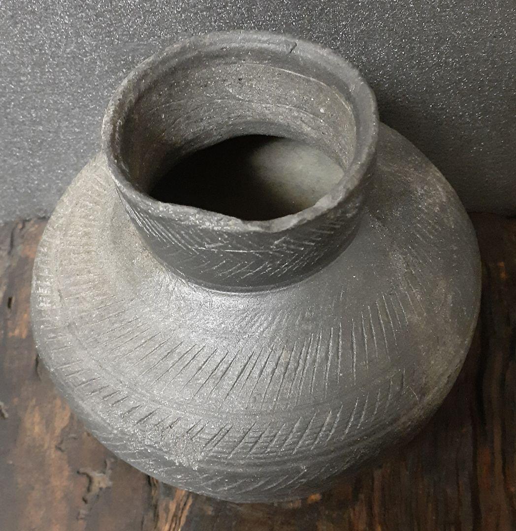 古墳時代土器壺と収められた青銅器と石2つ R112春