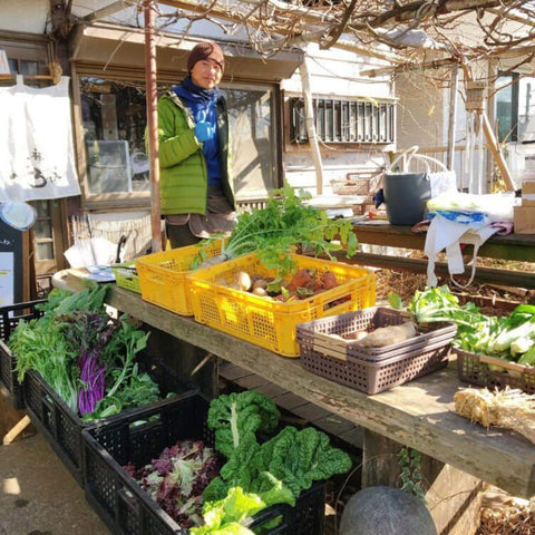 直売所にたつ農園主