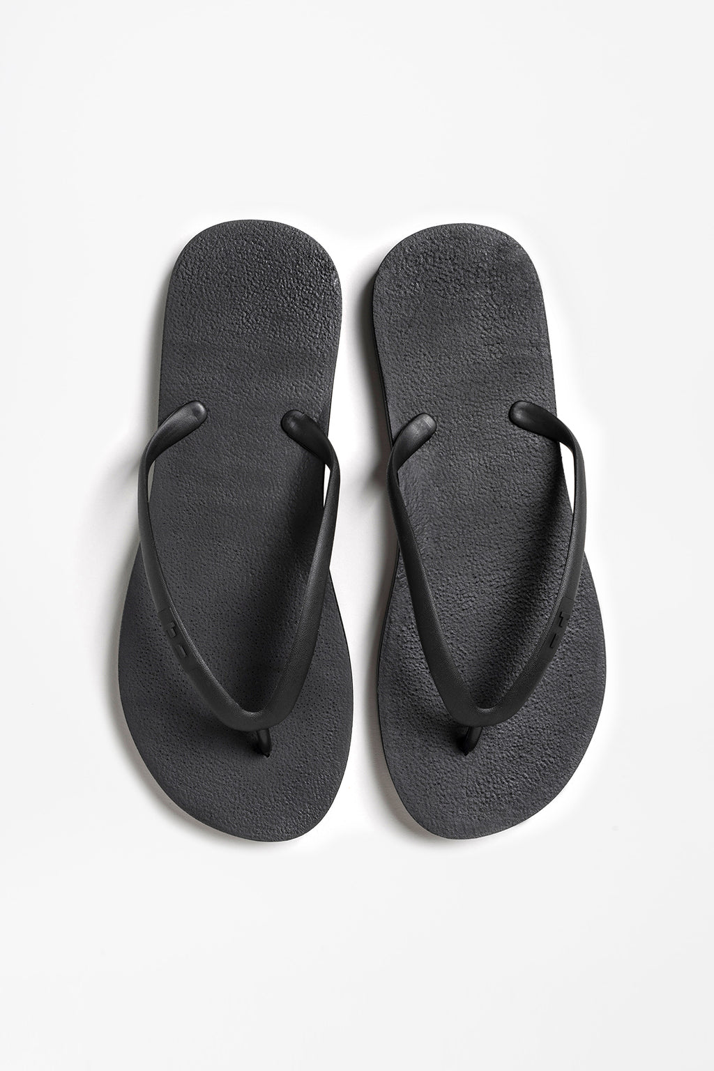 black flip flops womens