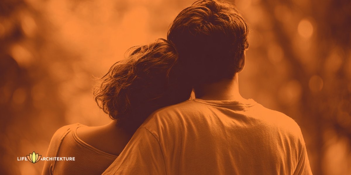 Le mari prend sa femme dans ses bras pour lui témoigner de l'affection Traiter le syndrome de l'épouse fuyante dans le mariage
