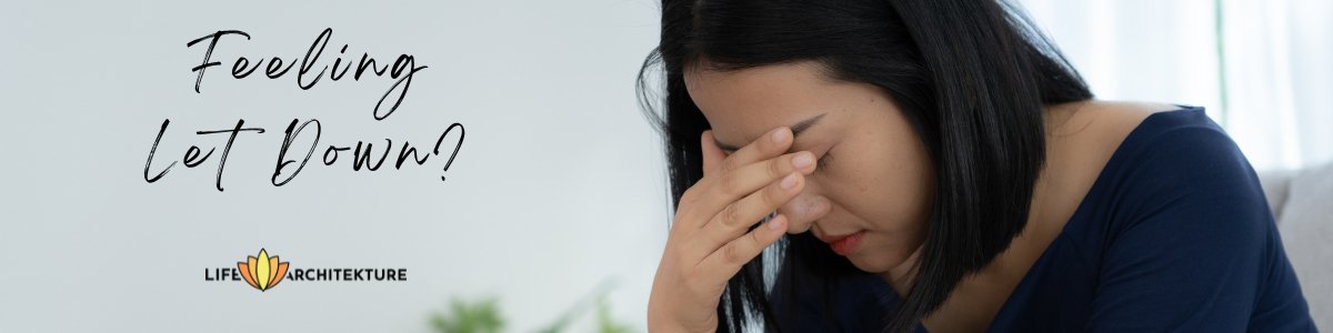 Enttäuschte Frau, die nach unten blickt und die Hand auf die geschlossenen Augen legt